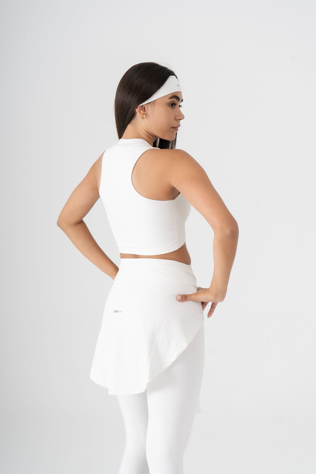 CREW SLEEVELESS CROPPED TOP